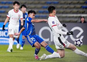 町田―成都 前半、ゴールを狙う町田・徳村(中央)=Gスタ