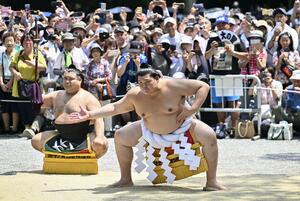 熱田神宮で奉納土俵入りを行う新横綱大の里。太刀持ち高安=名古屋市