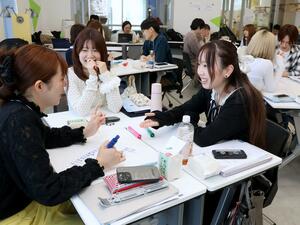 本年度の活動を始めた「チームいくらちゃん」のメンバーたち＝１６日、新潟市中央区万代３