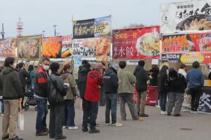 全国各地のギョーザ店が出店した「全日本ぎょうざ祭り」=3月15日、新潟市中央区万代島