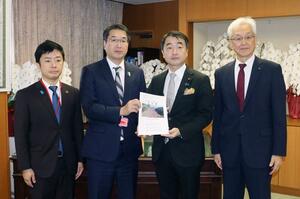 国土交通省の佐々木紀副大臣(右から2人目)に大河津分水路改修の推進を要望する中原八一新潟市長(左から2人目)、磯田達伸長岡市長(右)、滝沢亮三条市長=11日、国土交通省