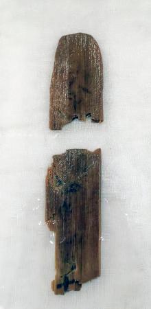 　奈良市の平城京跡の井戸の遺構から出土した木簡の裏面