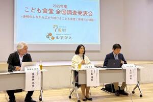 　記者会見する認定ＮＰＯ法人「全国こども食堂支援センター・むすびえ」の三島理恵理事長（中央）ら＝１１日午後、東京都渋谷区