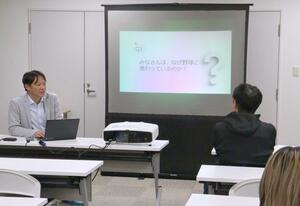 野球関係者が意見交換したシンポジウム=新潟市中央区