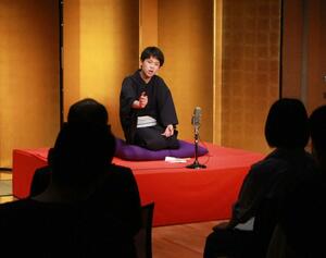 軽妙な語り口で落語を披露した大学生=柏崎市日石町