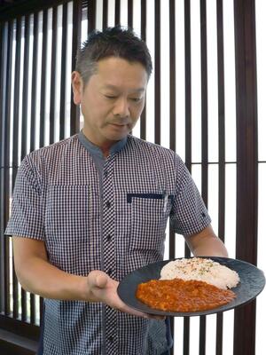 クマ肉を使った新メニュー「山の恵みカレー」＝三条市南五百川の「いい湯らてい」