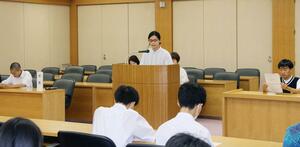 模擬市議会で発言する新潟大付属新潟中の生徒=新潟県新潟市役所