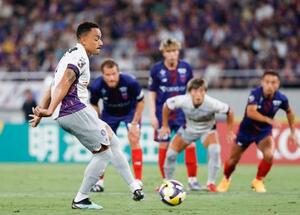 　ＦＣ東京―京都　前半、先制ＰＫを決める京都・ラファエルエリアス＝味スタ