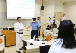 外国人留学生が110番通報や護身術などを体験した県警のセミナー=新潟市中央区米山3