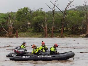 氾濫した米テキサス州のグアダルペ川で活動する救助隊員=4日(AP=共同)