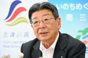 今期限りでの引退を表明し、取材に応じる宮城県南三陸町の佐藤仁町長=11日午後、南三陸町役場
