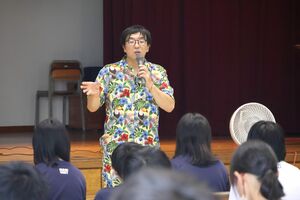 笑いを誘うトークを展開しながら、生徒と他者尊重の大切さを考えた森下英矢さん=9月6日、新潟市西蒲区潟頭の巻東中学校