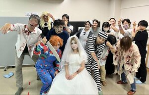 メイクでゾンビにふんするスタッフら=新潟市南区庄瀬