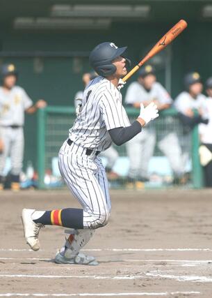 帝京長岡－佐渡　７回、ランニング３ランを放った帝京長岡の茨木佑太＝新発田市五十公野