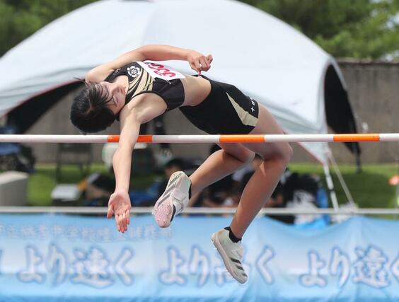 女子走り高跳び2位の中沢萌花(十日町南)=新発田市