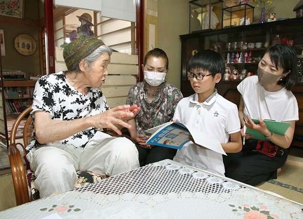 曽祖母の石井スミさん(左)から戦時中の厳しい暮らしについて聞いた山田翔聖さん=新発田市月岡