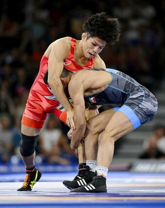 男子フリー６５キロ級決勝　イラン選手と対戦する清岡幸大郎＝パリ（共同）