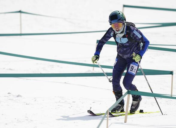 混合リレーで斜面を登る田中友理恵＝ヤブリ（共同）