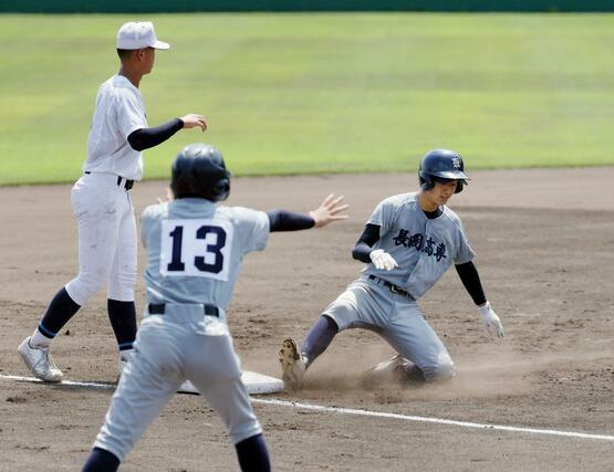 長岡高専－六日町　２回１死、右翼線への三塁打で進塁した長岡高専の岡村旺汰＝長岡市悠久山野球場