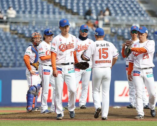 6回表途中、宮森智志(17)から西村陸(15)に投手交代=エコスタ