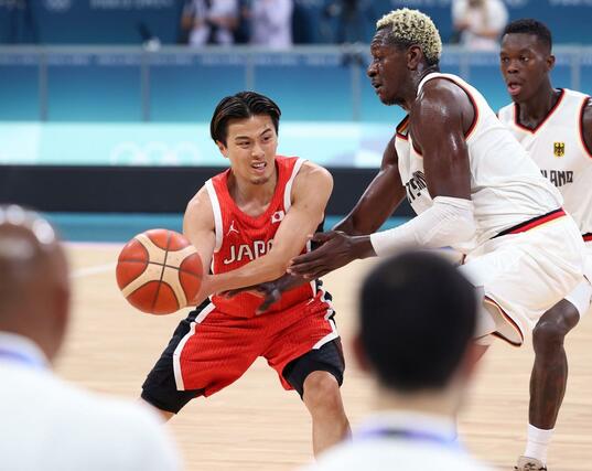 男子バスケットボール 日本-ドイツ 第2クオーター パスを出す富樫勇樹=7月27日、フランス・リール