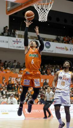 新潟-岡山 第1クオーター、長谷川智伸がシュートを決め2-3=アオーレ長岡