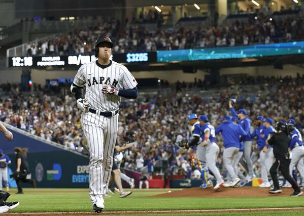 ＷＢＣ準々決勝のベネズエラ戦の９回、遊飛に倒れて引き揚げる最後の打者となった大谷翔平。日本代表は逆転負けを喫し、２大会連続の優勝はならなかった＝１５日、マイアミ（共同）