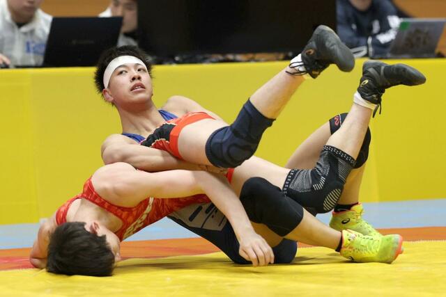 団体戦１回戦　喜多方桐桜（福島）－北越　６０キロ級の堤利空（青・北越）が攻める＝東総合スポーツセンター