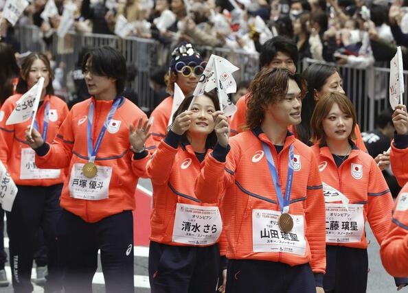 東京・日本橋でパレードするスノーボードの山田琉聖（右から２人目）ら＝２５日午前