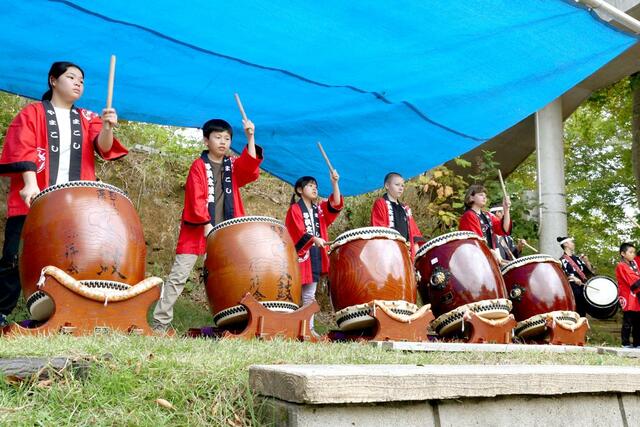 山古志闘牛場で山古志小・中の児童・生徒らと鼓童が太鼓の演奏で交流した＝１０月２３日、長岡市山古志南平乙の山古志闘牛場