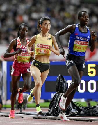 女子１５００メートルで４分１秒４４をマークし優勝した田中希実（中央）。パリ五輪の参加標準記録を突破して代表に決まった＝デンカビッグスワン