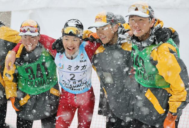 男子リレー　優勝の喜びを分かち合う十日町のメンバーら＝８日、十日町市の吉田クロスカントリー競技場