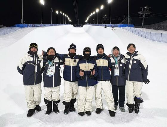 本番会場のテスト滑走に参加した平野歩夢（中央）とチームスタッフ＝リビーニョ（共同）