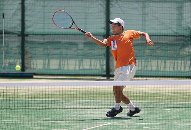 テニス男子団体３回戦　シングルスを戦う東京学館の横堀陽太郎＝広島県福山市