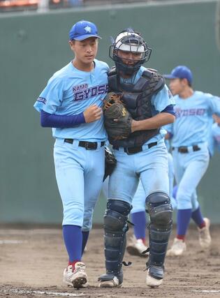 加茂暁星－中越　１失点完投の加茂暁星の真保龍聖（左）。最後の打者を打ち取り、捕手加藤力と喜ぶ＝三条市パールスタ