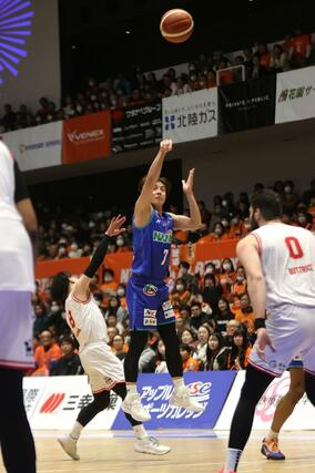 新潟－埼玉　第３クオーター、３点シュートを打つ五十嵐圭＝アオーレ長岡