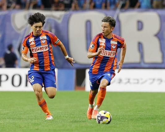 新潟－川崎　後半、左サイドを攻め上がるＭＦ小原基樹（右）＝ビッグスワン