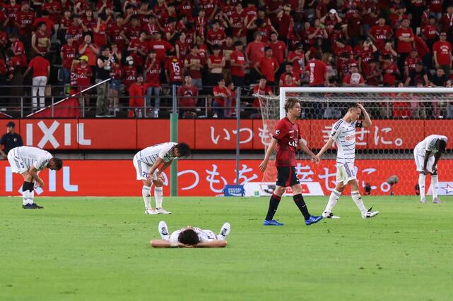 試合終了後、肩を落とす新潟の選手=カシマスタジアム