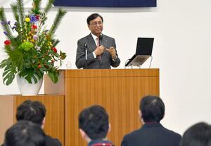 
社員の前で年頭訓示する亀田製菓のジュネジャ・レカ・ラジュ会長ＣＥＯ＝５日、新潟市江南区
