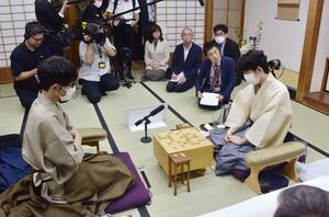 将棋の第94期棋聖戦5番勝負第3局で勝利した藤井聡太棋聖(右)と挑戦者の佐々木大地七段=7月3日午後、静岡県沼津市(日本将棋連盟提供)