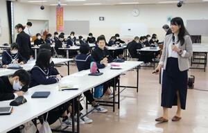 京ケ瀬中の3年生が、将来の人生設計について学んだライフデザインセミナー=阿賀野市姥ケ橋