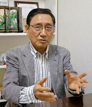 取材に応じる長崎大の鈴木達治郎客員教授