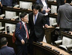 衆院本会議場で同僚議員と話す梅谷守衆院議員(中央)=5月23日、国会