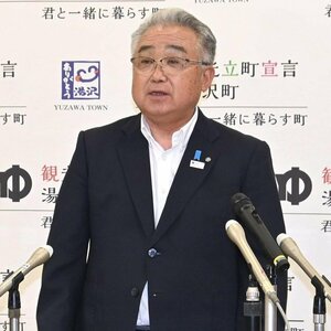 会見で記者からの質疑に回答する田村正幸町長=6月12日、湯沢町神立の湯沢町役場