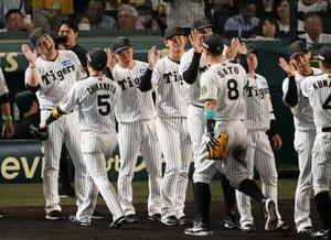 DeNAに勝利し、近本(5)らを迎える阪神・藤川監督(左端)=甲子園
