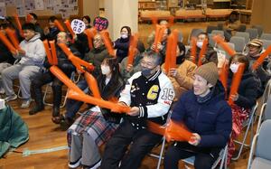 冨田せな選手の決勝を応援したパブリックビューイング＝１３日未明、妙高市