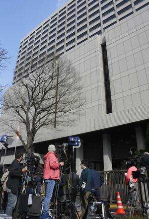 世界平和統一家庭連合（旧統一教会）の解散命令請求を巡り、東京地裁に集まった報道陣＝３月２５日午後