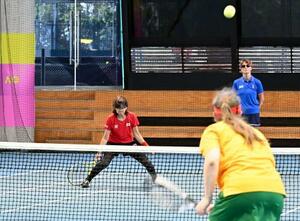 　ブラインドテニスでプレーする横田弓さん（左）＝３１日、オーストラリア・メルボルン（共同）