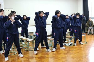 クマに遭遇した際の防御姿勢を学ぶ潮陵中の生徒たち=上越市