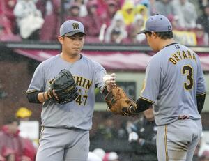 7回途中、同点に追いつかれ降板する阪神・桐敷。右は一塁手大山=楽天モバイルパーク
